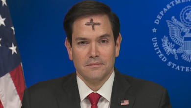 Marco Rubio reaparece en televisión con una cruz de ceniza