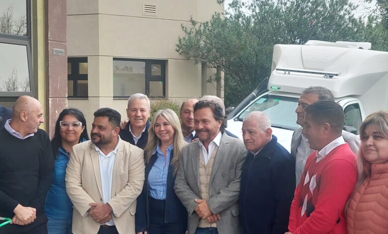 Entrega de la ambulancia al intendente de J.V. González.