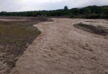 El diputado por La Caldera, Luis Gerardo Mendaña, instó a las empresas privadas a poner a disposición su maquinaria para controlar la crecida del río Wierna. Foto: RR SS