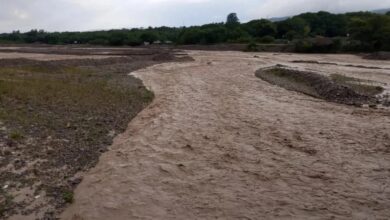 El diputado por La Caldera, Luis Gerardo Mendaña, instó a las empresas privadas a poner a disposición su maquinaria para controlar la crecida del río Wierna. Foto: RR SS