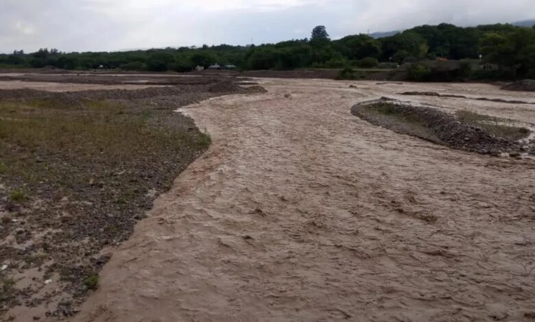 El diputado por La Caldera, Luis Gerardo Mendaña, instó a las empresas privadas a poner a disposición su maquinaria para controlar la crecida del río Wierna. Foto: RR SS