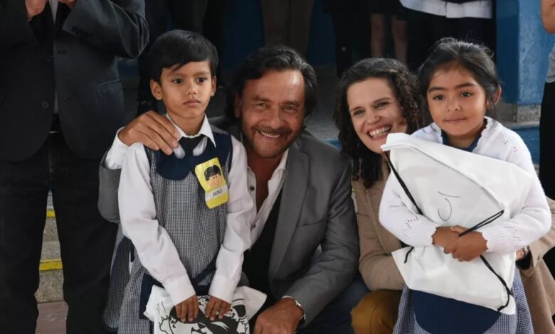 Sáenz encabezó la entrega de manuales y kits escolares
