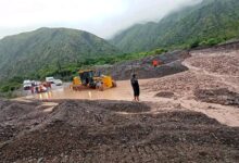Los equipos viales, en colaboración con Vialidad de Salta, Ferrocarriles Argentinos y la Cámara de Minería, están llevando a cabo la canalización de cauces y la reparación de la ruta. Foto: RR SS