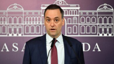 Hace tres meses, el vocero Manuel Adorni celebraba en redes la baja del riesgo país con ironía. Hoy, el contexto global cambió tras los aranceles de Trump y el indicador se disparó.