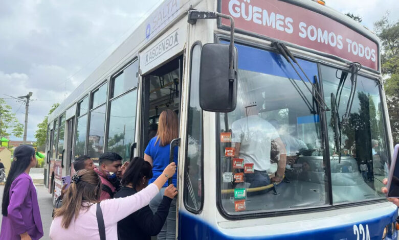 El colectivo donado por la provincia y SAETA.
