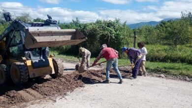 El municipio inició la instalación de reductores de velocidad en el tramo que une dos escuelas locales con la Ruta 51. Foto: Municipalidad de Campo Quijano