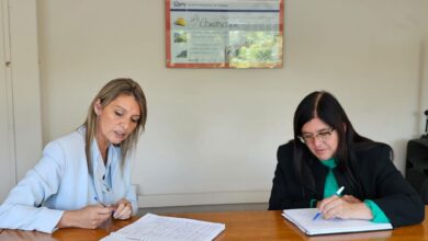 La senadora Leonor Minetti mantuvo una reunión con Laura Caballero, presidenta del Instituto Provincial de Vivienda (IPV), con el objetivo de conocer los avances de la obra