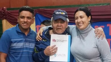 La intendenta Ana Guerrero Palma encabezó la actividad y convocó a los beneficiarios a participar de la entrega. Foto: Municipalidad de Mosconi