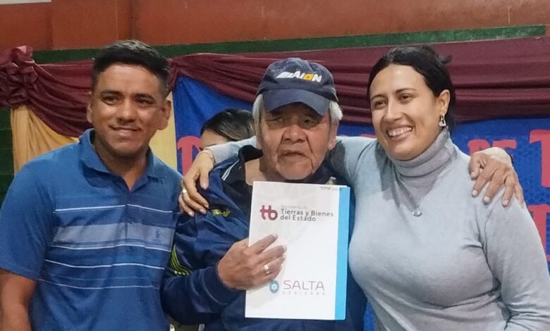 La intendenta Ana Guerrero Palma encabezó la actividad y convocó a los beneficiarios a participar de la entrega. Foto: Municipalidad de Mosconi
