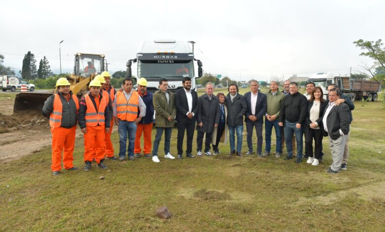 El gobernador Gustavo Sáenz, junto al senador Miguel Calabro y el intendente de La Caldera, Diego Sumbay, encabezó el inicio de las obras en el acceso a Vaqueros.