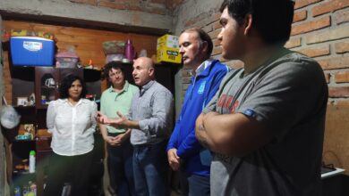 Funcionarios con vecinos de Barrio Nueva Esperanza II.