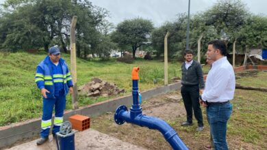 El intendente Fernando Alabi y el presidente de Aguas del Norte, Ignacio Jarsún, recorrieron las obras del nuevo pozo que mejorará el abastecimiento de agua.