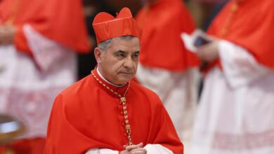 Cardenal Becciu desafía sanción papal y reclama su derecho a participar en el cónclave