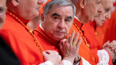 Cardenales piden a Angelo Becciu que renuncie a participar en el cónclave tras su condena por fraude