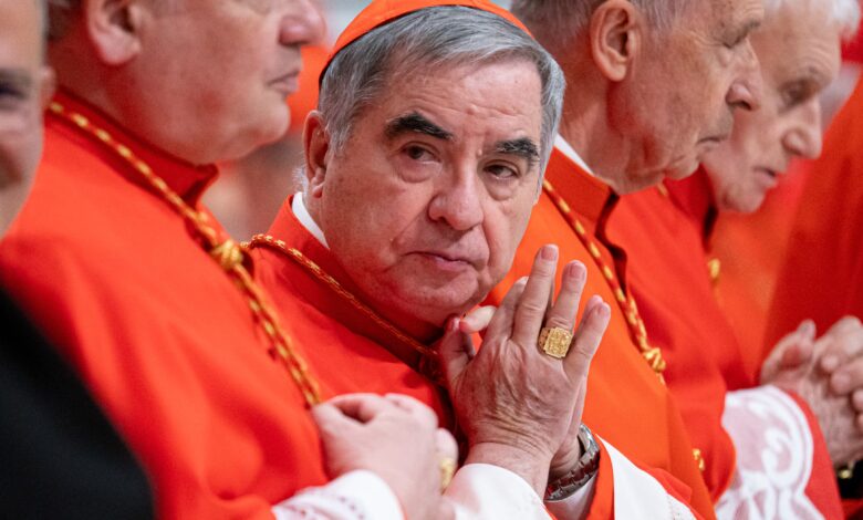 Cardenales piden a Angelo Becciu que renuncie a participar en el cónclave tras su condena por fraude