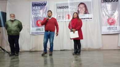 Leopoldo Salva, actual senador, junto a la candidata Alejandrina Quispe.
