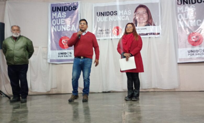 Leopoldo Salva, actual senador, junto a la candidata Alejandrina Quispe.