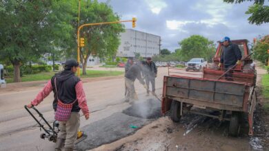 Las tareas se desarrollaron durante toda la jornada bajo condiciones limitadas, priorizando los sectores más dañados de la traza urbana. Foto: Municipalidad de Tartagal