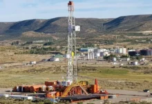 Provincias petroleras evalúan reducir regalías ante la caída del precio del crudo