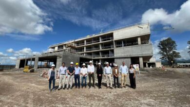 El intendente Manuel Saravia recorrió la obra acompañado por la ministra de Turismo y Deportes, Manuela Arancibia, los arquitectos y los empresarios de Proyecto Norte. Foto: Municipalidad de San Lorenzo
