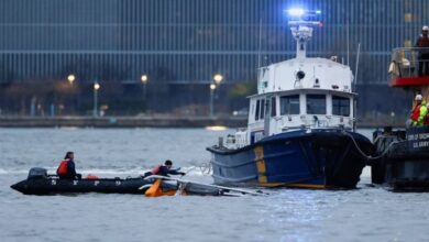 Personal de emergencia trabaja en el lugar del accidente de un helicóptero en el río Hudson. Foto: REUTERS
