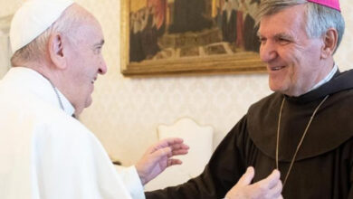 El obispo de Orán, Luis Scozzina, junto al papa Francisco.