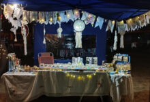 Terapias holísticas, y artesanos en esta feria.