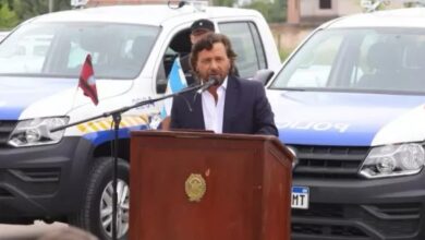 El gobernador, Gustavo Sáenz, encabezó esta mañana un acto en Casa de Gobierno donde entregó diez vehículos utilitarios y un colectivo a la Policía de la Provincia. Foto: Gobierno de Salta