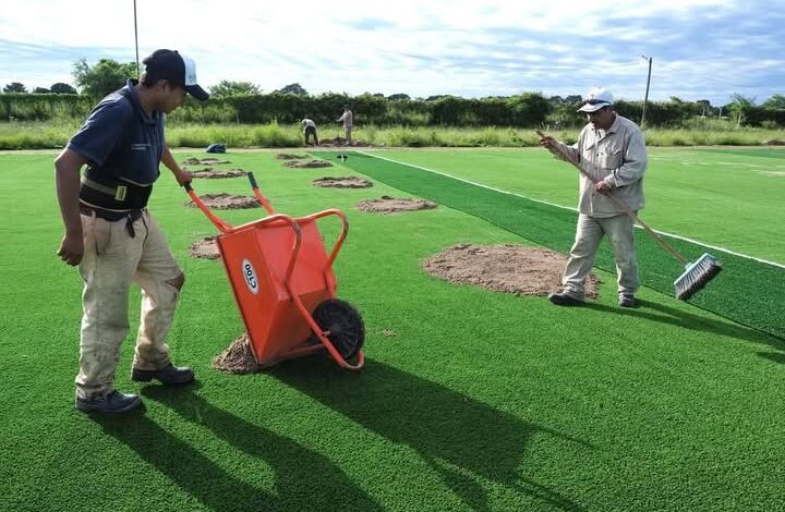 La nueva cancha contará con césped sintético de última generación, ideal para garantizar un excelente nivel de juego. Foto: RR SS