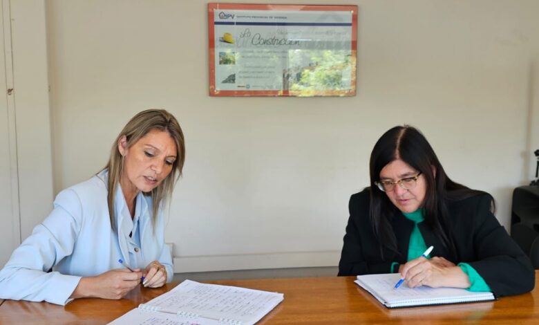 La senadora Leonor Minetti mantuvo una reunión con Laura Caballero, presidenta del Instituto Provincial de Vivienda (IPV), con el objetivo de conocer los avances de la obra