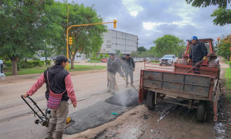 Las tareas se desarrollaron durante toda la jornada bajo condiciones limitadas, priorizando los sectores más dañados de la traza urbana. Foto: Municipalidad de Tartagal