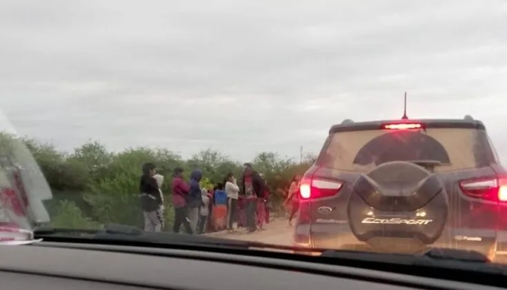 Comunidades originarias del Chaco salteño realizaron al menos 17 cortes a lo largo de 35 kilómetros de la Ruta Nacional 54, impidiendo el paso de vehículos. Foto: RR SS