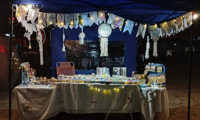 Terapias holísticas, y artesanos en esta feria.