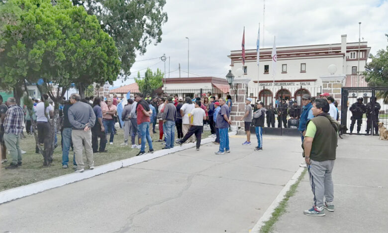 Hubo protestas en inmediaciones al CD. Foto: FM Aries.