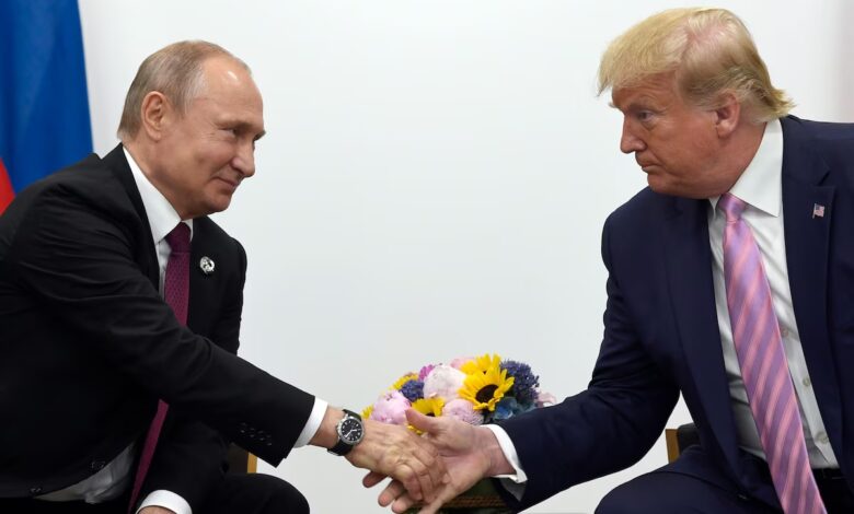 El presidente de Rusia, Vladimir Putin, junto a su par de Estados Unidos, Donald Trump, durante una reunión bilateral en el marco de una cumbre del G20 en Osaka, Japón, el 28 de junio de 2019 (AP Foto/Susan Walsh/Archivo)