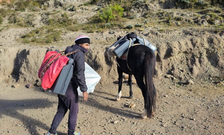 Las urnas camino al paraje Aguanita, Iruya.