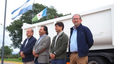 El acto de entrega del camión batea.