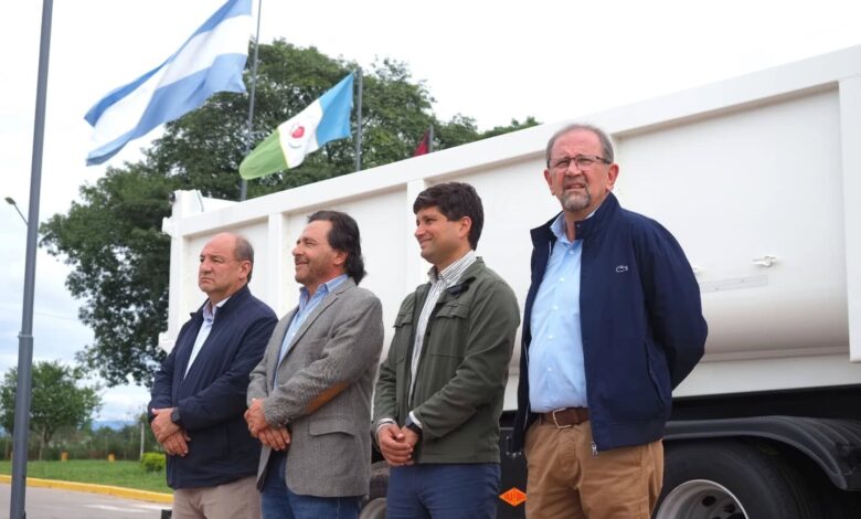 El acto de entrega del camión batea.
