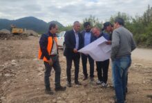 Los intendentes Diego Sumbay y Daniel Moreno, junto a Federico Casas de Vialidad Nacional, supervisaron el inicio de la construcción del nuevo puente. Foto: Municipalidad de Vaqueros
