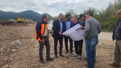 Los intendentes Diego Sumbay y Daniel Moreno, junto a Federico Casas de Vialidad Nacional, supervisaron el inicio de la construcción del nuevo puente. Foto: Municipalidad de Vaqueros