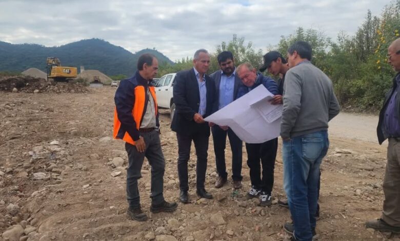 Los intendentes Diego Sumbay y Daniel Moreno, junto a Federico Casas de Vialidad Nacional, supervisaron el inicio de la construcción del nuevo puente. Foto: Municipalidad de Vaqueros