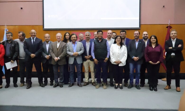 Con la presencia de legisladores, ministros y autoridades municipales, el gobernador Gustavo Sáenz firmó la preadjudicación de la autopista del Valle de Lerma. Foto: Gobierno de Salta