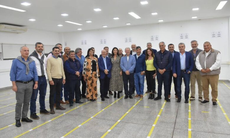 La Comitiva de Tucumán junto al Tribunal Electoral de Salta.