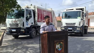 El intendente Lino Yonar encabezó la presentación de un nuevo camión compactador que permitirá optimizar la limpieza urbana en toda la localidad. Foto: RR SS