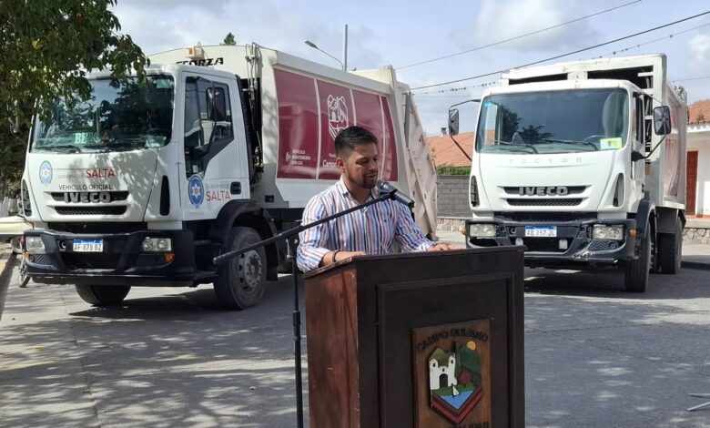 El intendente Lino Yonar encabezó la presentación de un nuevo camión compactador que permitirá optimizar la limpieza urbana en toda la localidad. Foto: RR SS