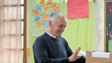 El candidato José Gauffin emitiendo su voto.