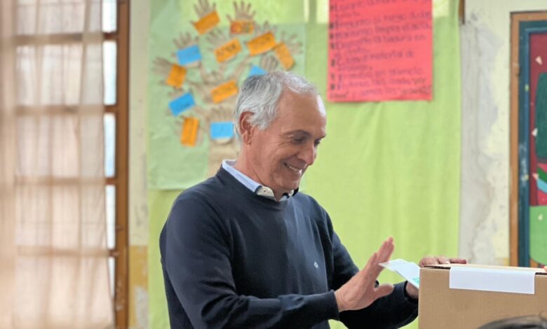 El candidato José Gauffin emitiendo su voto.