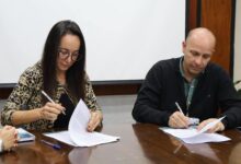 El intendente Enrique Borelli firmó un convenio de colaboración con la Dirección General de Rentas de la Provincia con el objetivo de modernizar la administración tributaria local. Foto: Municipalidad de Cerrillos