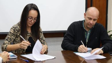 El intendente Enrique Borelli firmó un convenio de colaboración con la Dirección General de Rentas de la Provincia con el objetivo de modernizar la administración tributaria local. Foto: Municipalidad de Cerrillos