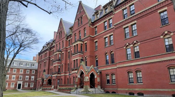 Trump amenaza con retirar $3.000 millones a Harvard y redirigirlos a escuelas técnicas
